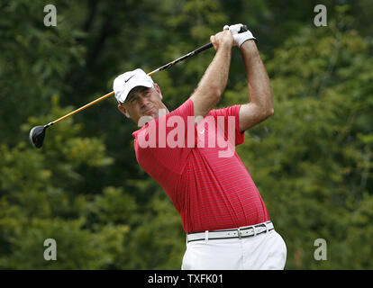 2009 Open Champion Stewart Cink zweigt weg auf dem 10 Loch in der ersten Runde der 91St PGA Meisterschaft bei Hazeltine National Golf Club in Chaska, Minnesota am 13. August 2009. UPI/Brian Kersey Stockfoto