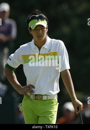 Ryo Ishikawa in Japan wartet auf die zweite Grün während der zweiten Runde der 91St PGA Meisterschaft bei Hazeltine National Golf Club in Chaska, Minnesota am 14. August 2009 zu putten. UPI/Brian Kersey Stockfoto