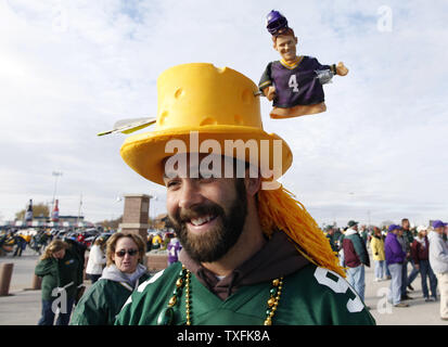 Green Bay Packers fan Zach Berard von Eau Claire, Wisconsin zeigt keine Liebe für Minnesota Vikings Quarterback Brett Favre vor der Packer Vikings Spiel am Lambeau Field in Green Bay, Wisconsin am 1. November 2009. UPI/Brian Kersey Stockfoto