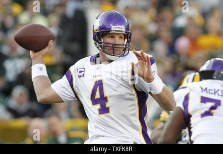 Minnesota Vikings Quarterback Brett Favre Tropfen zurück gegen die Green Bay Packers im ersten Quartal bei Lambeau Field in Green Bay, Wisconsin am 1. November 2009 zu übermitteln. UPI/Brian Kersey Stockfoto