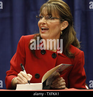 Ehemalige Alaska reg. Sarah Palin Zeichen eine Kopie ihres neuen Buches "Schurkenstaaten zu gehen: Ein amerikanisches Leben" an der Woodland Mall Barnes & Noble in Grand Rapids, Michigan am 18. November 2009. Palin ist die Fortsetzung des Buches Unterzeichnung Tour in den kommenden Wochen mit Stops an Wählen Sie Barnes & Noble Stores in Virginia, Iowa, Minnesota, South Carolina und Florida. UPI/Brian Kersey Stockfoto