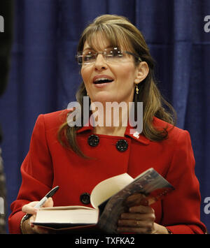 Ehemalige Alaska reg. Sarah Palin Zeichen eine Kopie ihres neuen Buches "Schurkenstaaten zu gehen: Ein amerikanisches Leben" an der Woodland Mall Barnes & Noble in Grand Rapids, Michigan am 18. November 2009. Palin ist die Fortsetzung des Buches Unterzeichnung Tour in den kommenden Wochen mit Stops an Wählen Sie Barnes & Noble Stores in Virginia, Iowa, Minnesota, South Carolina und Florida. UPI/Brian Kersey Stockfoto