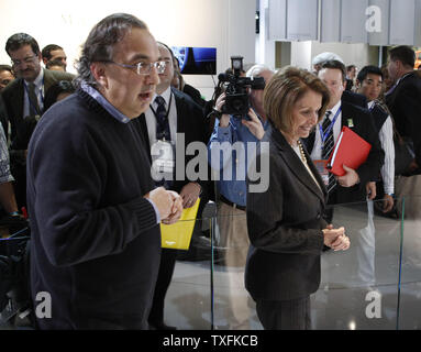 Sprecher des Repräsentantenhauses Nancy Pelosi (R) Touren der Boden auf der North American International Auto Show mit Fiat/Chrysler CEO Sergio Marchionne im Cobo Center am 11. Januar in Detroit, Michigan, 2010. UPI/Brian Kersey Stockfoto