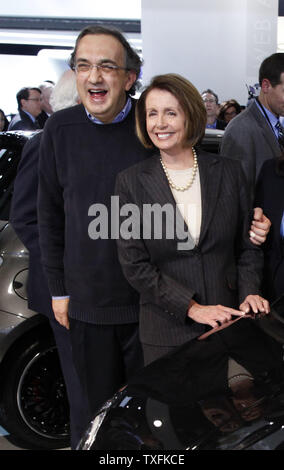 Sprecher des Repräsentantenhauses Nancy Pelosi (C) steht mit Fiat/Chrysler CEO Sergio Marchionne (L) auf der North American International Auto Show im Cobo Center am 11. Januar in Detroit, Michigan, 2010. UPI/Brian Kersey Stockfoto