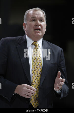 John Mendel, Executive Vice President, American Honda Motor Co. Inc. spricht während des Honda Pressekonferenz auf der North American International Auto Show im Cobo Center am 11. Januar 2010 in Detroit, Michigan. UPI/Brian Kersey Stockfoto