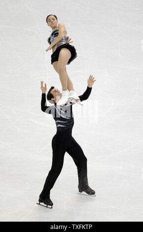 Jessica Dube (oben) und Bryce Davison von Kanada skate während ihrer kurzen Programm Wettbewerb bei den Olympischen Winterspielen 2010 im Pacific Coliseum in Vancouver, Kanada, am 14. Februar 2010. UPI/Brian Kersey Stockfoto