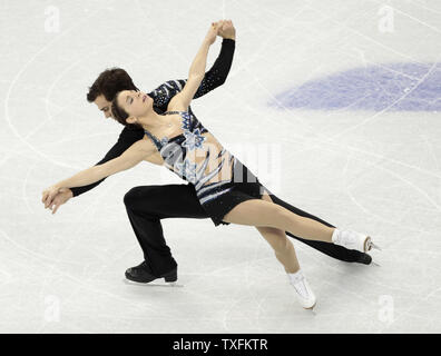 Jessica Dube (L) und Bryce Davison von Kanada skate während ihrer kurzen Programm Wettbewerb bei den Olympischen Winterspielen 2010 im Pacific Coliseum in Vancouver, Kanada, am 14. Februar 2010. UPI/Brian Kersey Stockfoto