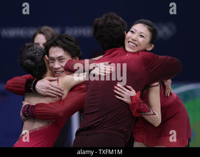 Qing Pang (hinten rechts) und Jian Tong (links hinten) von China ihre Mannschaftskameraden Xue Shen (L) und Hongbo Zhao China Hug nach den vier Silber und Gold im Eiskunstlauf Paare kostenlose Programm gewann bei den Olympischen Winterspielen 2010 im Pacific Coliseum in Vancouver, Kanada, am 15. Februar 2010. UPI/Brian Kersey Stockfoto