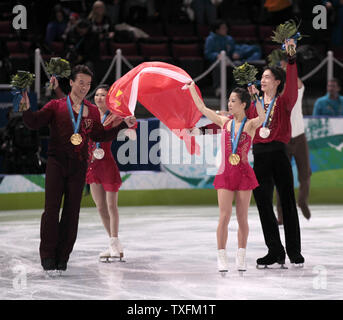 Goldmedaillenträger Xue Shen (vorne rechts) und Hongbo Zhao (vorne links) von China durch Silver medaillengewinner Qing Pang (L) und Jian Tong von China in eine Ehrenrunde nach dem Eiskunstlauf Paare kostenlose Programm bei den Olympischen Winterspielen 2010 im Pacific Coliseum in Vancouver, Kanada, am 15. Februar 2010 beigetreten sind. UPI/Brian Kersey Stockfoto