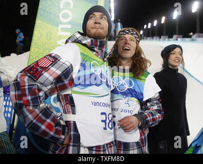 Shaun White (R) der Vereinigten Staaten steht mit seinem Teamkollegen Scott Lago nach Herren Halfpipe snowboard Finale bei den Olympischen Spielen 2010 in Cypress Mountain in West Vancouver, Kanada, am 17. Februar 2010. Weiß und Lago gewann Gold und Bronze Medaillen bzw. im Falle. UPI/Brian Kersey Stockfoto