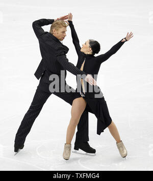 Isabelle Delobel (R) und Oliver Schoenfelder von Frankreich skate das obligatorische Eis Tanz Programm im Eiskunstlauf Wettbewerb bei den Olympischen Winterspielen 2010 in Vancouver, Kanada, am 19. Februar 2010. UPI/Brian Kersey Stockfoto