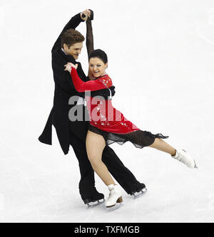 Alexandra Zaretsky (R) und Roman Zaretsky Israel skate das obligatorische Eis Tanz Programm im Eiskunstlauf Wettbewerb bei den Olympischen Winterspielen 2010 in Vancouver, Kanada, am 19. Februar 2010. UPI/Brian Kersey Stockfoto