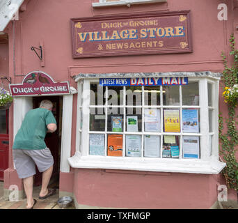 Ente oder Grouse Dorf Store Shop mit niedrigen Türrahmen, Cavendish, Suffolk, England, Großbritannien Stockfoto