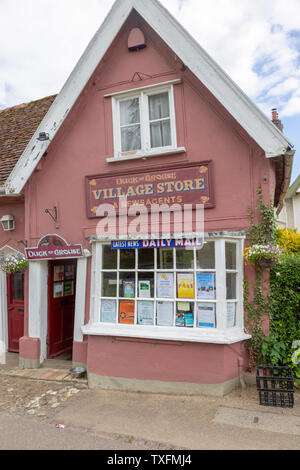 Ente oder Grouse Dorf Store Shop mit niedrigen Türrahmen, Cavendish, Suffolk, England, Großbritannien Stockfoto