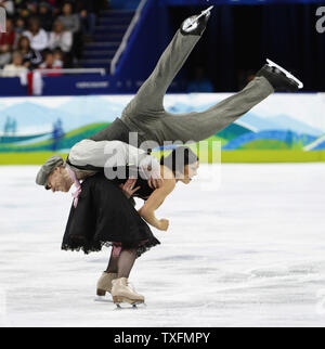 Isabelle Delobel (unten) und Oliver Schoenfelder von Frankreich skate während Ihrer ursprünglichen Tanz Programm im Eis tanzen Wettbewerb bei den Olympischen Winterspielen 2010 in Vancouver, Kanada, am 21. Februar 2010. UPI/Brian Kersey Stockfoto