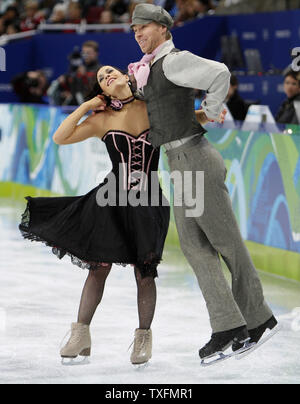 Isabelle Delobel (L) und Oliver Schoenfelder von Frankreich skate während Ihrer ursprünglichen Tanz Programm im Eis tanzen Wettbewerb bei den Olympischen Winterspielen 2010 in Vancouver, Kanada, am 21. Februar 2010. UPI/Brian Kersey Stockfoto