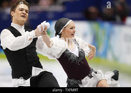 Alexandra Zaretsky (R) und Roman Zaretsky Israel skate während Ihrer ursprünglichen Tanz Programm im Eis tanzen Wettbewerb bei den Olympischen Winterspielen 2010 in Vancouver, Kanada, am 21. Februar 2010. UPI/Brian Kersey Stockfoto