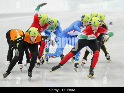 Annita van Doorn der Niederlande (L) und Bernadett Heidum Ungarns führen den Satz während einer Übergangsphase in der Frauen 3000 meter Relais Short Track Speed Skating B bei den Olympischen Winterspielen 2010 in Vancouver, Kanada, am 24. Februar 2010. UPI/Brian Kersey Stockfoto