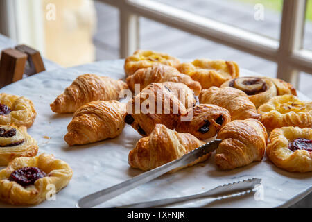 Auswahl an französisch gebackenem Frühstücksgebäck als Teil eines Hotelfrühstücksbuffets Stockfoto