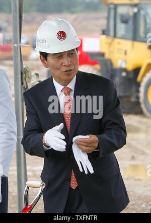 LG Chem Ltd. Vice-Chairman und CEO Peter Bahn-Suk Kim bereitet etwas Schmutz mit einem Spatenstich für eine neue Lithium-Ionen-Akku Werk in Holland, Michigan am 15. Juli 2010 zu werfen. Die $ 303 Million Service von LG Chem und kompakte Leistung laufen, Inc. die Fertigstellung ist für 2012 geplant und ist teilweise durch $ 151,4 Mio. von der Bundesregierung als Teil des Konjunkturpakets finanziert. UPI/Brian Kersey Stockfoto