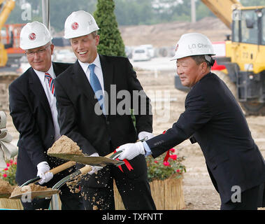 LG Vorsitzender Koo Bon-Moo (R) und Holland Bürgermeister Kurt Dykstra (C) Schmutz an einem Spatenstich werfen für einen neuen Lithium-Ionen-Akku Werk in Holland, Michigan am 15. Juli 2010. Die $ 303 Million Service von LG Chem und kompakte Leistung laufen, Inc. die Fertigstellung ist für 2012 geplant und ist teilweise durch $ 151,4 Mio. von der Bundesregierung als Teil des Konjunkturpakets finanziert. UPI/Brian Kersey Stockfoto