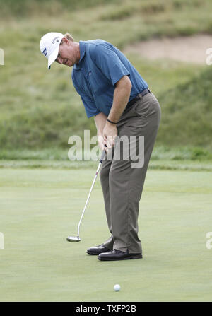 Ernie Els von Südafrika vermisst ein Birdie Putt in der ersten Runde der 92 PGA Meisterschaft an den pfeifenden Straßen in Kohler, Wisconsin am 13. August 2010. Spieler beendet ihre erste Runde Freitag Morgen nach Spiel Donnerstag wegen Dunkelheit mit der Hälfte der Golfspieler ausgesetzt wurde auf der linken Seite. UPI/Brian Kersey Stockfoto