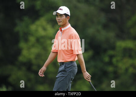 Liang Wen - chong Wanderungen bis zu den 9 grün während der ersten Runde der 92 PGA Meisterschaft an den pfeifenden Straßen in Kohler, Wisconsin am 13. August 2010. Spieler beendet ihre erste Runde Freitag Morgen nach Spiel Donnerstag wegen Dunkelheit mit der Hälfte der Golfspieler ausgesetzt wurde auf der linken Seite. UPI/Brian Kersey Stockfoto