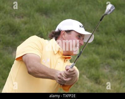 Phil Mickelson Chips auf dem 18 Grün während der ersten Runde der 92 PGA Meisterschaft an den pfeifenden Straßen in Kohler, Wisconsin am 13. August 2010. Spieler beendet ihre erste Runde Freitag Morgen nach Spiel Donnerstag wegen Dunkelheit mit der Hälfte der Golfspieler ausgesetzt wurde auf der linken Seite. UPI/Brian Kersey Stockfoto