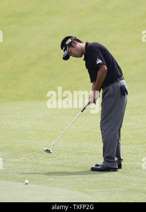 Yuta Ikeda aus Japan Chips, die auf die 9 grün während der ersten Runde der 92 PGA Meisterschaft an den pfeifenden Straßen in Kohler, Wisconsin am 13. August 2010. Spieler beendet ihre erste Runde Freitag Morgen nach Spiel Donnerstag wegen Dunkelheit mit der Hälfte der Golfspieler ausgesetzt wurde auf der linken Seite. UPI/Brian Kersey Stockfoto