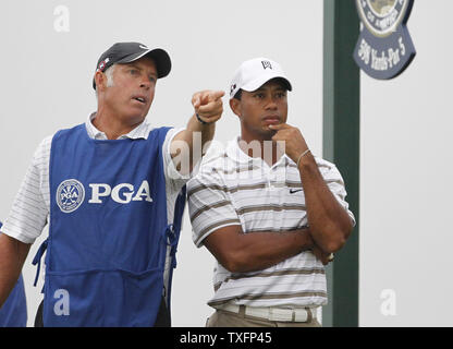 Tiger Woods (R) spricht mit seinem caddie Steve Williams in der 5. Bohrung während der zweiten Runde der 92 PGA Meisterschaft an den pfeifenden Straßen in Kohler, Wisconsin am 13. August 2010. Die zweite Runde wurde wegen Dunkelheit ausgesetzt. UPI/Brian Kersey Stockfoto