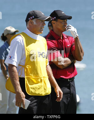 Tiger Woods (R) spricht mit seinem caddie Steve Williams auf der 3 T-Stück während der letzten Runde der 92 PGA Meisterschaft an den pfeifenden Straßen in Kohler, Wisconsin am 15. August 2010. UPI/Brian Kersey Stockfoto