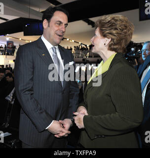 Mark Reuss (L), Präsident von General Motors North America, Gespräche mit Sen Debbie Stabenow (D-MI) an der 2011 North American International Auto Show im Cobo Center in Detroit am 10. Januar 2011. UPI/Brian Kersey Stockfoto