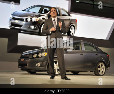 General Motors North American Präsident Mark Reuss stellt die 2012 Chevrolet Sonic 4-Türer Limousine auf der 2011 North American International Auto Show im Cobo Center in Detroit am 10. Januar 2011. UPI/Brian Kersey Stockfoto