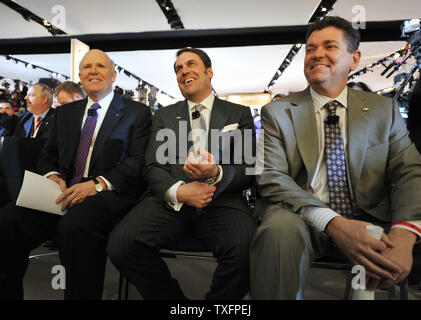 General Motors Chairman und CEO Dan Akerson (L-R), GM North America Präsident Mark Reuss und Chevrolet US-Marketing Vice Sudetendeutschen wies Schroeder Chris Perry Warten auf den Start der Chevrolet presse event an der 2011 North American International Auto Show im Cobo Center in Detroit am 10. Januar 2011. UPI/Brian Kersey Stockfoto