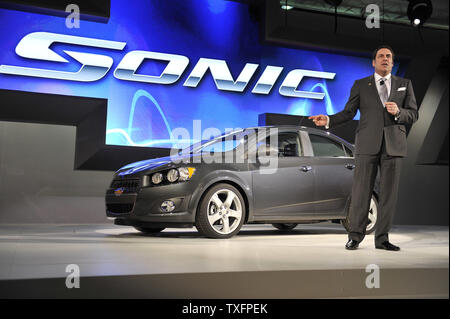 General Motors North American Präsident Mark Reuss stellt die 2012 Chevrolet Sonic 4-Türer Limousine auf der 2011 North American International Auto Show im Cobo Center in Detroit am 10. Januar 2011. UPI/Brian Kersey Stockfoto