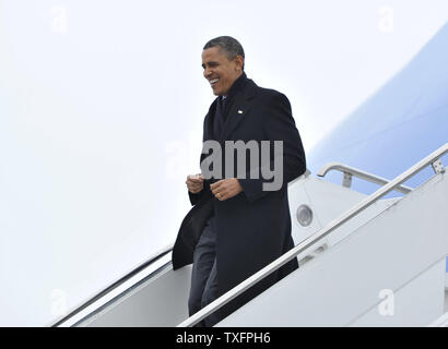 Us-Präsident Barack Obama kommt in Austin Straubel International Airport in Green Bay, Wisconsin am 26. Januar 2011. Präsident Obama, Vizepräsident Joe Biden und andere Mitglieder des Kabinetts des Präsidenten reiste über dem Land Mittwoch die Bemühungen der Verwaltung der amerikanischen Wirtschaft wieder aufzubauen. UPI/Brian Kersey Stockfoto