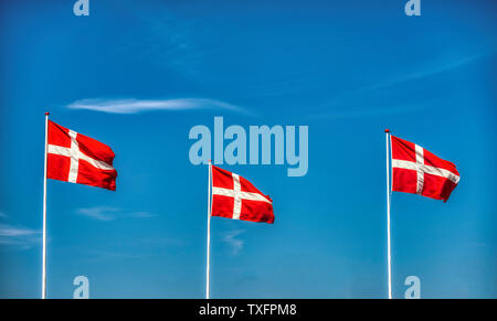 Drei Dänische Flaggen vor blauem Himmel Stockfoto