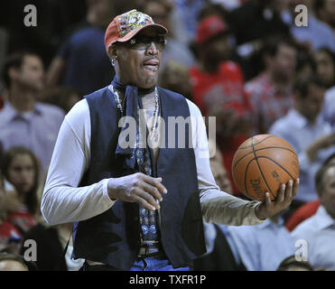 Ehemalige Chicago Stier Dennis Rodman bringt das Spiel Ball vor Spiel 2 der NBA Eastern Conference Finals zwischen den Miami Heat und den Chicago Bulls in der vereinigten Mitte in Chicago am 18. Mai 2011. UPI/Brian Kersey Stockfoto