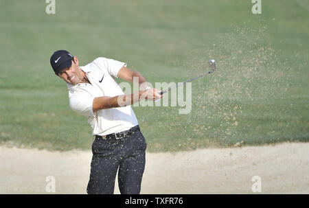 Charl Schwartzel von Südafrika schlägt aus einem Fairway Bunker auf dem 12 Loch während der zweiten Runde des 93-PGA Meisterschaft am Atlanta Athletic Club am 12. August in Johns Creek, Georgien 2011. UPI/Brian Kersey Stockfoto