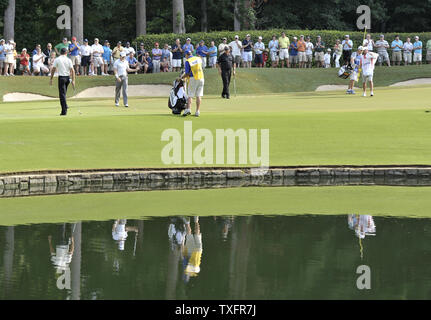 Rory McIlroy (Zweite links) von Nordirland sinkt einen Birdieschlag auf dem 12 Loch während der zweiten Runde des 93-PGA Meisterschaft am Atlanta Athletic Club am 12. August 2011 im Johns Creek, Georgia. UPI/Brian Kersey Stockfoto