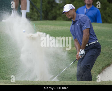 Tiger Woods schlägt aus einem Bunker und auf der 5. grün während der zweiten Runde des 93-PGA Meisterschaft am Atlanta Athletic Club am 12. August in Johns Creek, Georgien 2011. UPI/Brian Kersey Stockfoto
