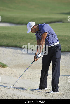 Tiger Woods schlägt aus einem Fairway Bunker auf den 18-Loch-Golfplatz in der zweiten Runde des 93-PGA Meisterschaft am Atlanta Athletic Club am 12. August in Johns Creek, Georgien 2011. UPI/Brian Kersey Stockfoto