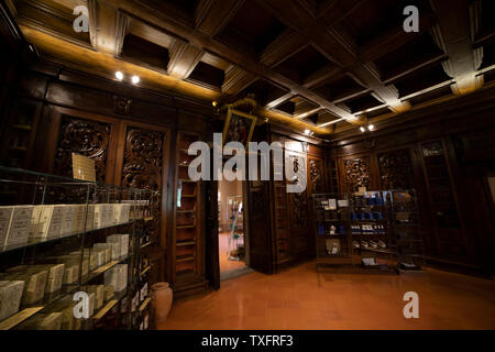 Die Innenräume des alten Camaldoly Apotheke mit den ursprünglichen Möbel in Einlegearbeiten aus Holz und Medicial Produkte der Mönche. Stockfoto