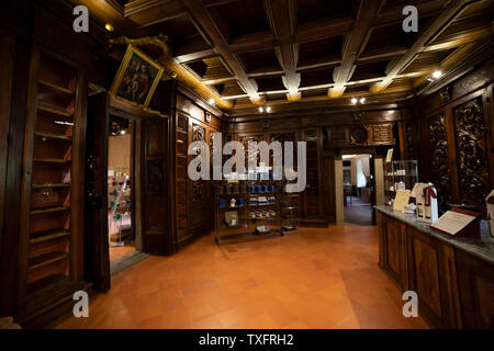 Die Innenräume des alten Camaldoly Apotheke mit den ursprünglichen Möbel in Einlegearbeiten aus Holz und Arzneimitteln der Mönche. Stockfoto