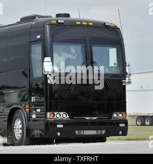 Us-Präsident Barack Obama Wellen zu den Zuschauern durch das Fenster eines neu in Betrieb genommene schützenden Bus, als er ein Town Hall Meeting verlässt am 17. August 2011 in Atkinson, Illinois. Der Präsident hielt Rathaus Sitzungen im Süden von Minnesota, nordöstliche Iowa und der Western Illinois und andere Anschläge auf Seine dreitägige Bus Tour durch den Mittleren Westen der USA. UPI/Brian Kersey Stockfoto