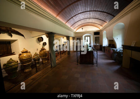 Die Innenräume der galenischen Labors in der alten Camaldoly Apotheke mit der ursprünglichen Werkzeuge und Vasen. Stockfoto