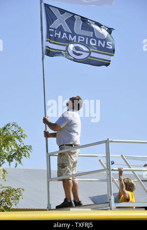 Chuck Willems setzt ein Flag auf sein Fahrzeug auf dem Parkplatz des Lambeau Field vor der Green Bay Packers New Orleans Saints Spiel am 8. September 2011 in Green Bay, Wisconsin. UPI/Brian Kersey Stockfoto