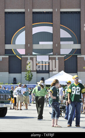 Ein riesiger Verpacker Logo ist auf Bildschirme auf Lambeau Field montiert als Fans vor der Green Bay Packers New Orleans Saints Spiel am 8. September in Green Bay, Wisconsin 2011 Heckklappe gezeigt. UPI/Brian Kersey Stockfoto