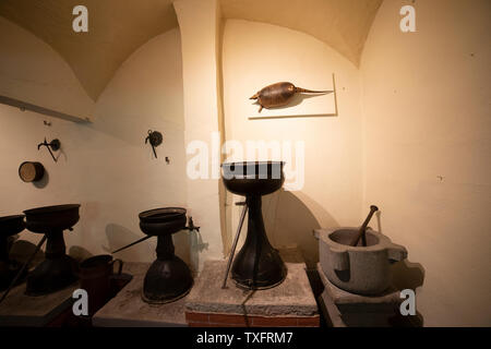 Die Innenräume der galenischen Labors in der alten Camaldoly Apotheke mit den ursprünglichen Tools. Stockfoto