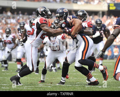 Chicago Bears festes Ende Kellen Davis (87) ist durch. Atlanta Falcons Defensive zurück William Moore (L) und linebacker Curtis Lofton (R angegangen) nach einem 12-Yard-Rezeption im zweiten Quartal Soldier Field am 11. September 2011 in Chicago. UPI/Brian Kersey Stockfoto